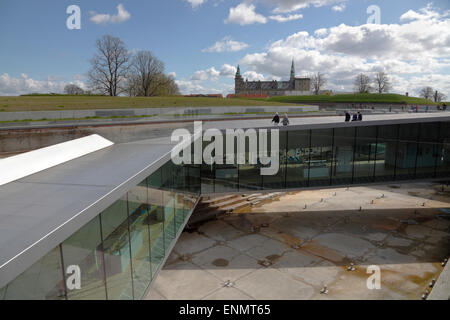 Die u-bahn Dänische Maritime Museum, M/S Museet für Søfart, Bjarke Ingels Group vor Schloss Kronborg, Helsingør Helsingør in Dänemark entworfen Stockfoto