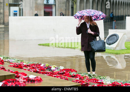 Der Manchester-Kenotaph in St Peter Square.A zwei Minuten Stille um den Sieg in Europa VE Tag 70. Jahrestag zu gedenken Stockfoto