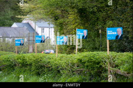 In der Nähe von Swansea, Großbritannien. 8. Mai 2015. Zeichen für den neuen Gower MP Byron Davies am Straßenrand auf Parkmill auf der Gower-Halbinsel in der Nähe von Swansea heute. Bildnachweis: Phil Rees/Alamy Live-Nachrichten Stockfoto