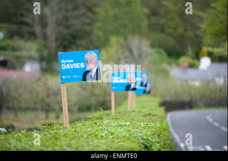 In der Nähe von Swansea, Großbritannien. 8. Mai 2015. Zeichen für den neuen Gower MP Byron Davies am Straßenrand auf Parkmill auf der Gower-Halbinsel in der Nähe von Swansea heute. Bildnachweis: Phil Rees/Alamy Live-Nachrichten Stockfoto