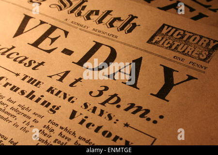 Normandie, Frankreich, 8. Mai 2015. Kopie der ersten Seite der Zeitung The Daily Sketch, Großbritanniens älteste Boulevardzeitung. Das Papier kündigt Sieg im zweiten Weltkrieg Europa Tag auf Dienstag, 8. Mai 1945. Bildnachweis: Daniel und Flossie weiß/Alamy Live-Nachrichten Stockfoto