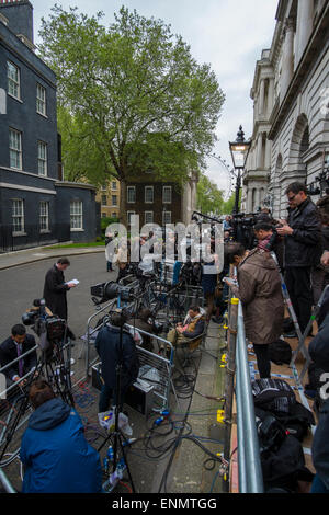 Downing Street, London, UK. 8. Mai 2015. Internationale Medien ausserhalb 10 Downing Street warten auf die Rückkehr von Premierminister David Cameron. Bildnachweis: Malcolm Park Leitartikel/Alamy Live-Nachrichten Stockfoto