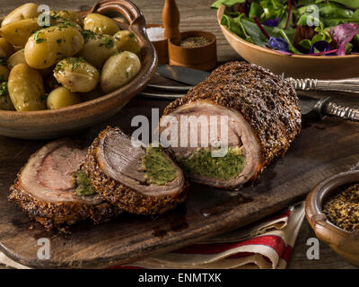 Lammkarree mit Kräuter-Füllung Stockfoto