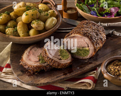 Lammkarree mit Kräuter-Füllung Stockfoto