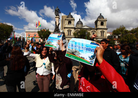 La Paz, Bolivien, 8. Mai 2015. Bolivianer chant 'Mar Para Bolivia"/"Meer für Bolivien"und halten Sie Banner mit dem Hashtag #MarParaBolivia (Sea für Bolivien) am Ende des Boliviens Abschlusspräsentation an den internationalen Gerichtshof in den Haag, die live auf einer Großleinwand im Plaza Murillo gezeigt worden war. Die ersten Anhörungen für Boliviens Fall Rückeroberung Zugang zum Pazifischen Ozean gegen Chile stattgefunden haben in der IGH in dieser Woche, die Anhörungen waren, den chilenischen Einwand, dass das Gericht die Zuständigkeit für den Fall nicht zu diskutieren. Bildnachweis: James Brunker / Alamy Live N Stockfoto