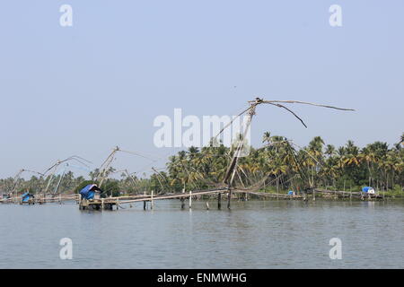 Chinesische Fischernetze auf der Lagune mit Blick auf Vypeen Island. Stockfoto