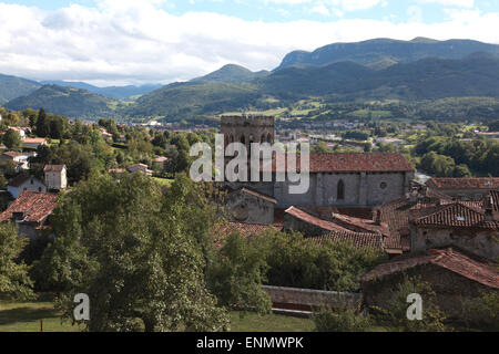 Ein Blick über die kleine Stadt Saint Lizier und seiner romanischen Kathedrale in Ariege, Midi-Pyrenäen, Süd-west Frankreich Stockfoto