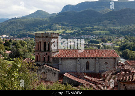 Ein Blick über die kleine Stadt Saint Lizier und seiner romanischen Kathedrale in Ariege, Midi-Pyrenäen Stockfoto