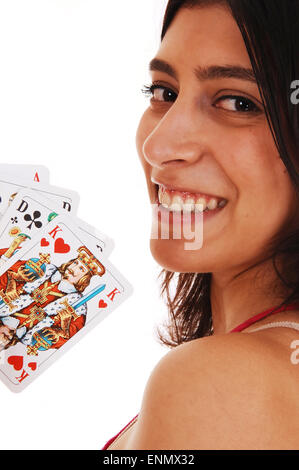 Eine lächelnde junge Frau in Nahaufnahme hält ein Kartenspiel, isoliert auf weißem Hintergrund. Stockfoto