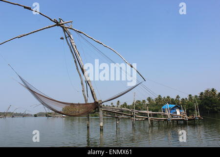 Chinesische Fischernetze an einer Lagune zwischen Vypeen Island und dem Festland. Stockfoto