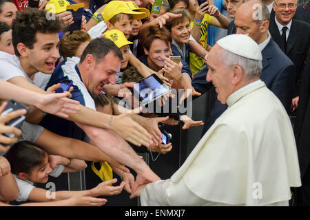 Vatikan-Stadt. 8. Mai 2015. Papst Francis Treffen der italienischen Tennis-Federetion - Nervi Hall, Vatican City 8 kann 2015 Credit: wirklich Easy Star/Alamy Live News Stockfoto