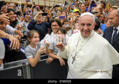 Vatikan-Stadt. 8. Mai 2015. Papst Francis Treffen der italienischen Tennis-Federetion - Nervi Hall, Vatican City 8 kann 2015 Credit: wirklich Easy Star/Alamy Live News Stockfoto