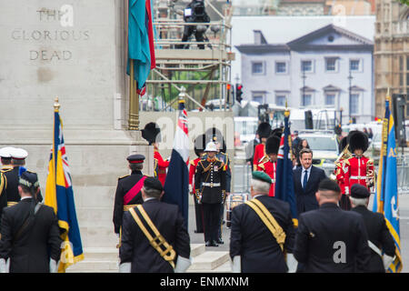 London, UK. 8. Mai 2015. Die Trauerfeier in Whitehall von Prinz Andrew, David Cameron und Nick Clegg Ed Miliband besucht (hier zu Fuß zurück nach dem verlegen ihre Kränze). VE Tag 70 Gedenkfeiern - drei Tage der Ereignisse in London und ganz Großbritannien historischen Jahrestag des Endes des zweiten Weltkrieges in Europa. Bildnachweis: Guy Bell/Alamy Live-Nachrichten Stockfoto