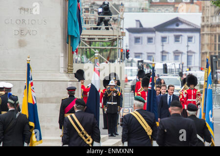 London, UK. 8. Mai 2015. Die Trauerfeier in Whitehall von Prinz Andrew, David Cameron und Nick Clegg Ed Miliband besucht (hier zu Fuß zurück nach dem verlegen ihre Kränze). VE Tag 70 Gedenkfeiern - drei Tage der Ereignisse in London und ganz Großbritannien historischen Jahrestag des Endes des zweiten Weltkrieges in Europa. Bildnachweis: Guy Bell/Alamy Live-Nachrichten Stockfoto