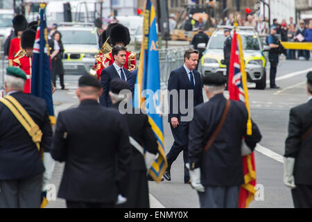 London, UK. 8. Mai 2015. Die Trauerfeier in Whitehall von Prinz Andrew, David Cameron und Nick Clegg Ed Miliband besucht (hier zu Fuß zurück nach dem verlegen ihre Kränze). VE Tag 70 Gedenkfeiern - drei Tage der Ereignisse in London und ganz Großbritannien historischen Jahrestag des Endes des zweiten Weltkrieges in Europa. Bildnachweis: Guy Bell/Alamy Live-Nachrichten Stockfoto