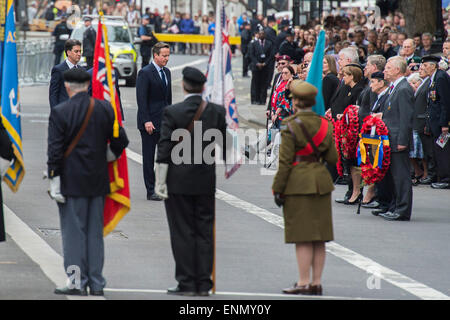 London, UK. 8. Mai 2015. Die Trauerfeier in Whitehall von Prinz Andrew, David Cameron und Nick Clegg Ed Miliband besucht (hier zu Fuß zurück nach dem verlegen ihre Kränze). VE Tag 70 Gedenkfeiern - drei Tage der Ereignisse in London und ganz Großbritannien historischen Jahrestag des Endes des zweiten Weltkrieges in Europa. Bildnachweis: Guy Bell/Alamy Live-Nachrichten Stockfoto