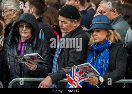 London, UK. 8. Mai 2015. Die Zuschauer nehmen Sie an der Trauerfeier in Whitehall. VE Tag 70 Gedenkfeiern - drei Tage der Ereignisse in London und ganz Großbritannien historischen Jahrestag des Endes des zweiten Weltkrieges in Europa. Trafalgar Square, Schauplatz der jubelnden Feierlichkeiten zum Ende des zweiten Weltkrieges in Europa am 8. Mai 1945, spielt eine zentrale Rolle in einer Vielzahl von nationalen Veranstaltungen, darunter ein Service des Gedenkens am Ehrenmal, ein Konzert in Horse Guards Parade, ein Service von Thanksgiving in der Westminster Abbey, eine Parade von Service-Personal und Veteranen und ein Überflug. © Typ B Stockfoto