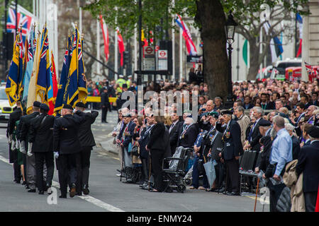 London, UK. 8. Mai 2015. British Legion Fahnenträger März ab und sind Saluteed von Veteranen nach dem Gedenkgottesdienst in Whitehall. VE Tag 70 Gedenkfeiern - drei Tage der Ereignisse in London und ganz Großbritannien historischen Jahrestag des Endes des zweiten Weltkrieges in Europa. Bildnachweis: Guy Bell/Alamy Live-Nachrichten Stockfoto