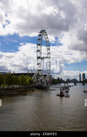 London Eye, einem berühmten Riesenrad in den Ufern der Themse. Blauer Himmel mit Wolken. Stockfoto