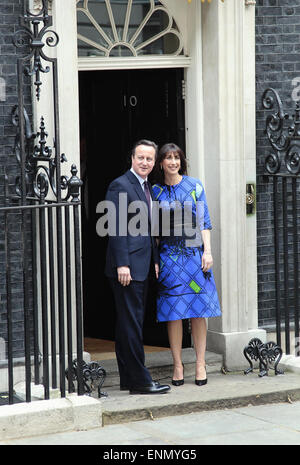 London, UK. 8. Mai 2015. Parlamentswahlen 2015 David und Samantha Cameron auf den Stufen des Number 10 Downing Street.    05.08.15 Kredit: Auge allgegenwärtigen/Alamy Live-Nachrichten Stockfoto