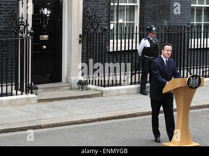 London, UK. 8. Mai 2015. Parlamentswahlen 2015 David und Samantha Cameron auf den Stufen des Number 10 Downing Street.  David Cameron hält seine Rede als PM Photo Sean Aidan 05.08.15 Credit: Auge Ubiquitous/Alamy Live News Stockfoto