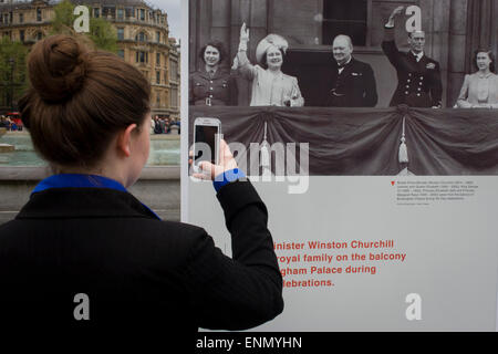 London, UK. 8. Mai 2015. Besucher interagieren mit einer Outdoor-Fotografie-Ausstellung, wo an diesem Tag vor 70 Jahren, Sieg in Europa (VE) Tag durch ekstatische Menschenmassen Jubel das Ende des 2. Weltkrieges, auf den Straßen von London und hier, auf dem Trafalgar Square gefeiert wurde. Bildnachweis: RichardBaker/Alamy Live-Nachrichten Stockfoto