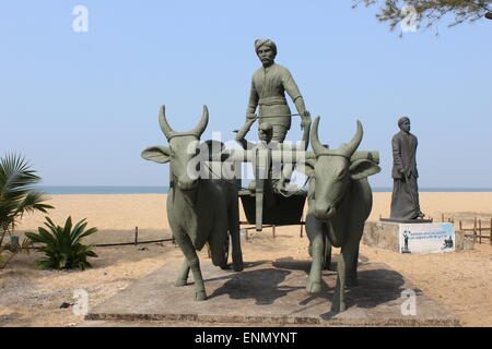 Eine Satue von einem Ochsenkarren und Reiter am Strand in der Nähe von Cherai. Stockfoto