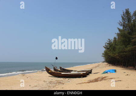 Angeln-Kanus am Strand in der Nähe von Cherai ausgearbeitet Stockfoto