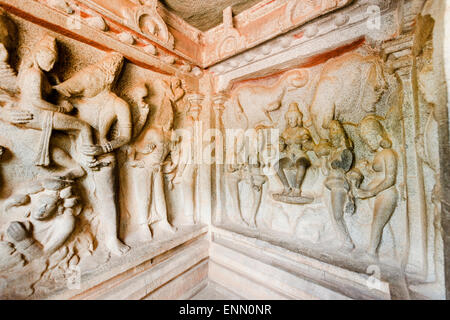 Die Bhuvaraha und Gajalakshmi Platten in Mamallapuram Varaha Höhle. Stockfoto