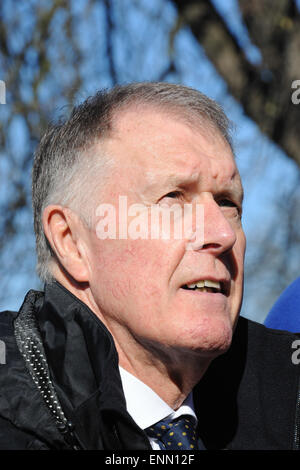 England gewinnt World Cup Torschütze Geoff Hurst, McDonalds Direktor des Fußballs coaching Kinder in Hereford-Jungs-Club Stockfoto