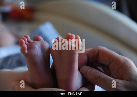 Winzige Zehen auf ein Baby Füße Stockfoto