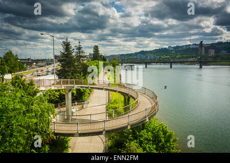 Fußgängerzone Rampe auf die Morrison-Brücke in Portland, Oregon. Stockfoto