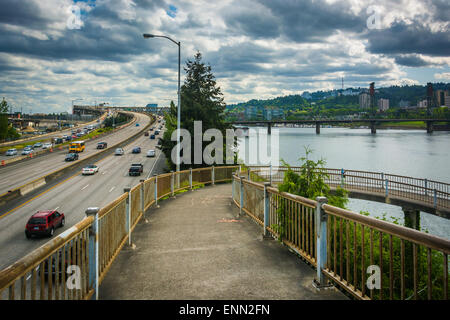 Fußgängerzone Rampe auf die Morrison-Brücke in Portland, Oregon. Stockfoto