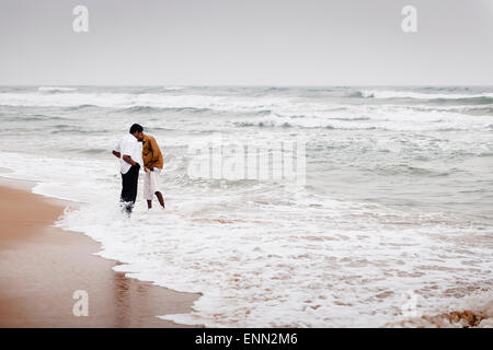 Menschen am Strand von Mamallapuram Abkühlung. Stockfoto