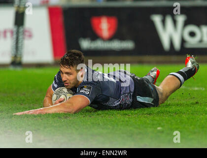 Swansea, Wales, Großbritannien. 8. Mai 2015. Guinness Pro12, Rugby, Fischadler im Vergleich zu Glasgow. Fischadler Rhys Webb erhält einen Versuch. Bildnachweis: Aktion Plus Sport/Alamy Live-Nachrichten Stockfoto