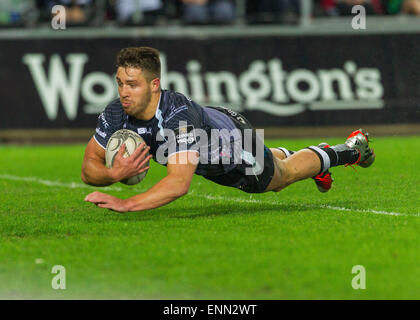 Swansea, Wales, Großbritannien. 8. Mai 2015. Guinness Pro12, Rugby, Fischadler im Vergleich zu Glasgow. Fischadler Rhys Webb erhält einen Versuch. Bildnachweis: Aktion Plus Sport/Alamy Live-Nachrichten Stockfoto