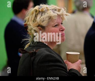 Dorchester, Dorset, UK. 8. Mai 2015. ROS Kayes (Liberaldemokraten) während der Zählung für die Parlamentswahlen West Dorset. Oliver Letwin (konservativ) fuhr fort, West Dorset mit erhöhten Mehrheit halten.  Bildnachweis: Tom Corban/Alamy Live-Nachrichten Stockfoto