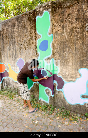 Lokalen Straßenkünstler Dekoration einer Wand in Fort Kochi. Stockfoto