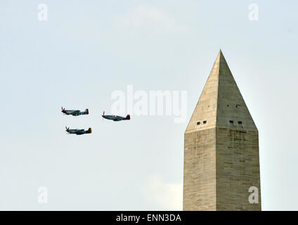 Washington, DC, USA. 8. Mai 2015. Dem zweiten Weltkrieg Oldtimer-Flugzeuge fliegen in der Nähe des Washington Monument in Washington, D.C., Hauptstadt der Vereinigten Staaten, 8. Mai 2015. Verschiedene Anordnungen von US Weltkrieg Flugzeuge flogen über der Hauptstadt Washington, DC Freitag, zum Gedenken an den 70. Jahrestag des Sieges des zweiten Weltkriegs in Europa. Bildnachweis: Yin Bogu/Xinhua/Alamy Live-Nachrichten Stockfoto