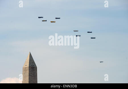 Washington, DC, USA. 8. Mai 2015. Dem zweiten Weltkrieg Oldtimer-Flugzeuge fliegen in der Nähe des Washington Monument in Washington, D.C., Hauptstadt der Vereinigten Staaten, 8. Mai 2015. Verschiedene Anordnungen von US Weltkrieg Flugzeuge flogen über der Hauptstadt Washington, DC Freitag, zum Gedenken an den 70. Jahrestag des Sieges des zweiten Weltkriegs in Europa. Bildnachweis: Yin Bogu/Xinhua/Alamy Live-Nachrichten Stockfoto