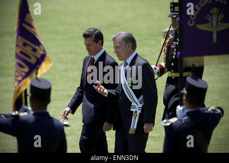 Mexico City, Mexiko. 8. Mai 2015. Mexikos Präsident Enrique Pena Nieto (2 L) und Kolumbiens President Juan Manuel Santos (C) Überprüfung die Ehrengarde im Rahmen einer offiziellen Begrüßungszeremonie in Campo Marte in Mexiko-Stadt, Hauptstadt von Mexiko, am 8. Mai 2015. Kolumbianische Präsident Juan Manuel Santos ist in offiziellen Staatsbesuch in Mexiko. © Alejandro Ayala/Xinhua/Alamy Live-Nachrichten Stockfoto