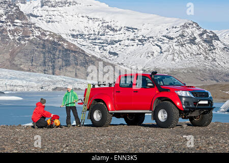 paar Vorbereitungen für Skitouren an maßgeschneiderte SUV / isländische Superjeep Stockfoto