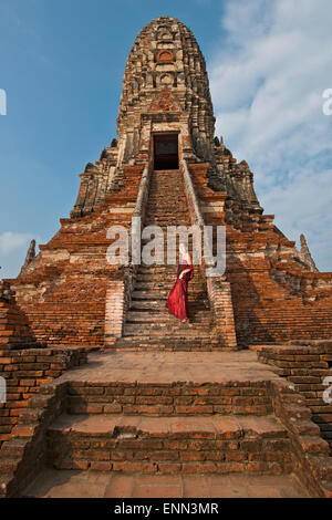 Frau im roten Kleid auf der alten Tempel Wat Chaiwatthanaram in Ayutthaya Stockfoto