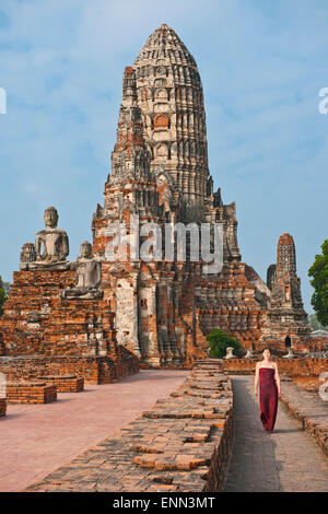 Frau im roten Kleid auf der alten Tempel Wat Chaiwatthanaram in Ayutthaya Stockfoto