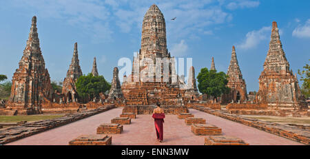 Frau im roten Kleid auf der alten Tempel Wat Chaiwatthanaram in Ayutthaya Stockfoto