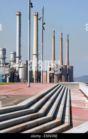 Industrie-Schornsteine an der Grenze der Stadt Barcelona, Forum Platz. Stockfoto