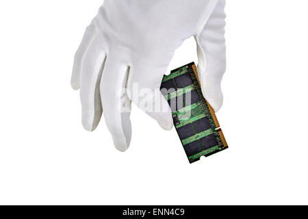 Eine Computer-Speicher Chip Hand mit Hand in weißen Handschuhen und isoliert auf weiss Stockfoto