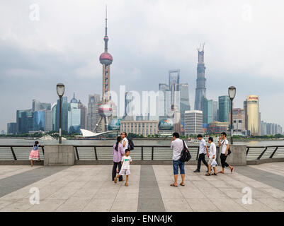 Gebäude an der Waterfront, Huangpu-Fluss, Lujiazui, Bund, Oriental Pearl Tower, Shanghai, China Stockfoto
