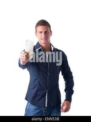 Junger Mann mit Scheck oder Scheck in seinen Händen, Blick in die Kamera, isoliert auf weiss Stockfoto