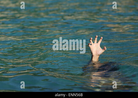 Hand des Menschen ertrinken im Meer an einem sonnigen Tag Stockfoto